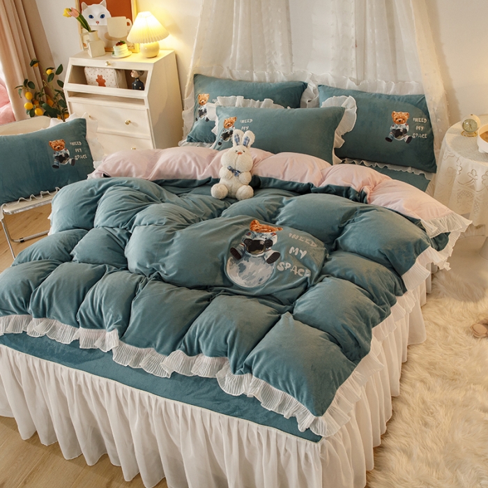 91家纺网 家纺一手货源 找家纺 纽缦 2021新款韩版水晶绒床裙四件套 萌熊-浅绿粉