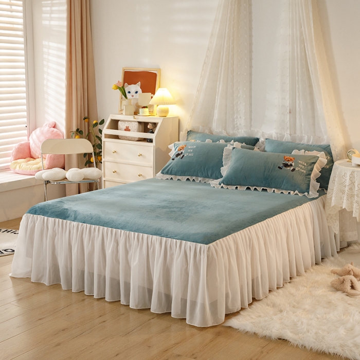 91家纺网 家纺一手货源 找家纺 纽缦 2021新款韩版水晶绒床裙四件套 萌熊-浅绿粉