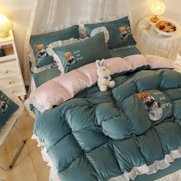 91家纺网 家纺一手货源 找家纺 纽缦 2021新款韩版水晶绒床裙四件套 萌熊-浅绿粉