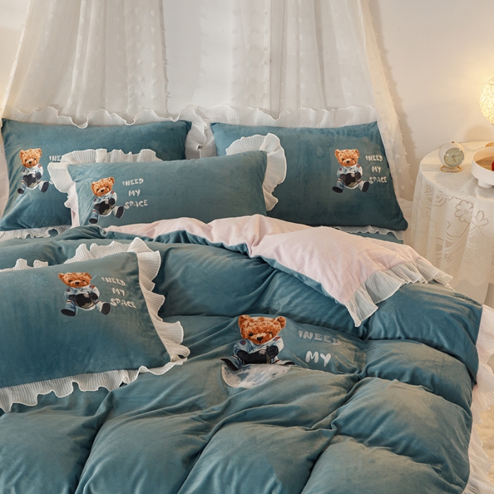 91家纺网 家纺一手货源 找家纺 纽缦 2021新款韩版水晶绒床裙四件套 萌熊-浅绿粉