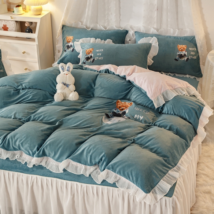 91家纺网 家纺一手货源 找家纺 纽缦 2021新款韩版水晶绒床裙四件套 萌熊-浅绿粉