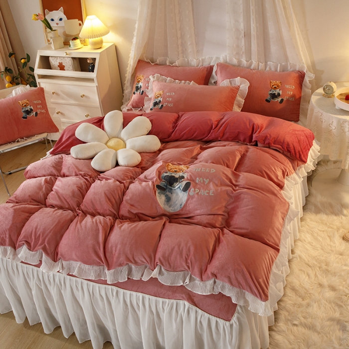 91家纺网 家纺一手货源 找家纺 纽缦 2021新款韩版水晶绒床裙四件套 萌熊-深浅豆沙