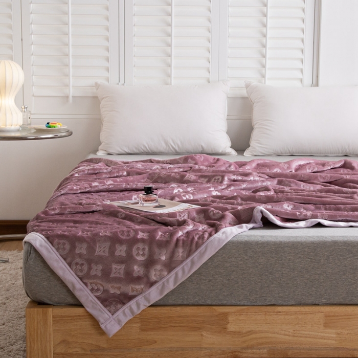 91家纺网 家纺一手货源 找家纺 来菲毛毯 25新款400克3D压花立体毛毯3D豆沙加厚压花绒毯外贸超厚