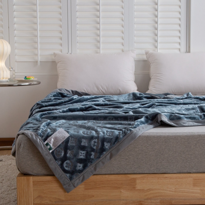 91家纺网 家纺一手货源 找家纺 来菲毛毯 25新款400克3D压花立体毛毯3加厚压花绒毯外贸超厚3D灰蓝