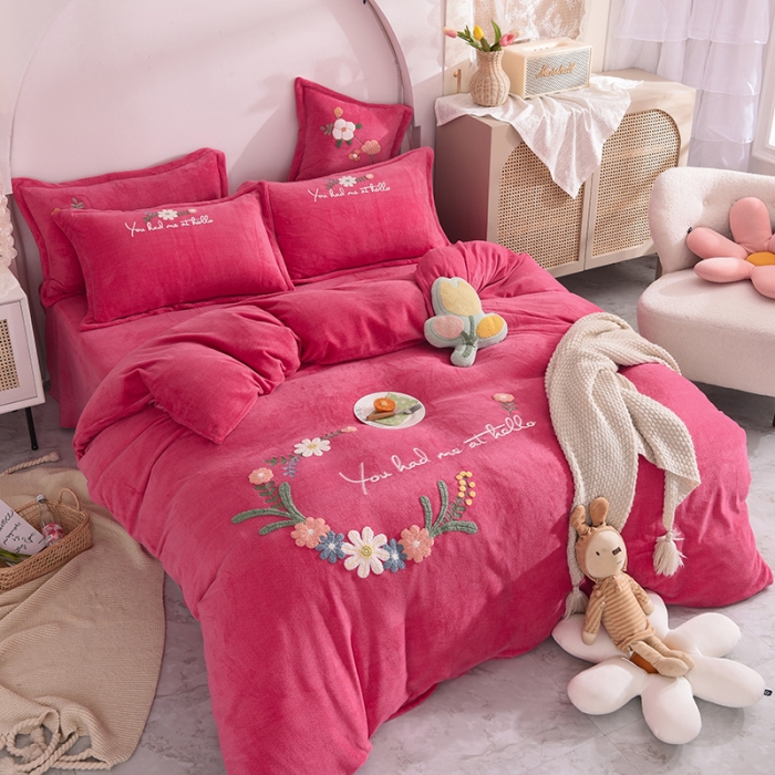 91家纺网 家纺一手货源 找家纺 仟网汇 2021新款牛奶绒花开浪漫毛巾绣四件套 西瓜红