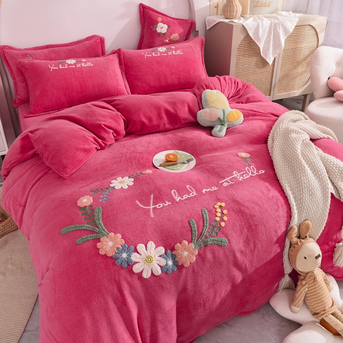 91家纺网 家纺一手货源 找家纺 仟网汇 2021新款牛奶绒花开浪漫毛巾绣四件套 西瓜红