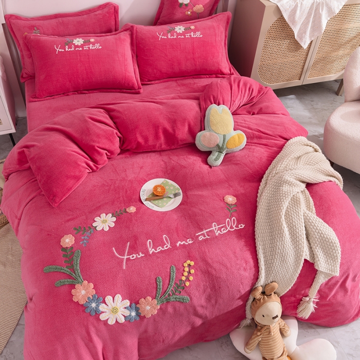 91家纺网 家纺一手货源 找家纺 仟网汇 2021新款牛奶绒花开浪漫毛巾绣四件套 西瓜红