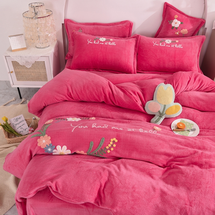 91家纺网 家纺一手货源 找家纺 仟网汇 2021新款牛奶绒花开浪漫毛巾绣四件套 西瓜红