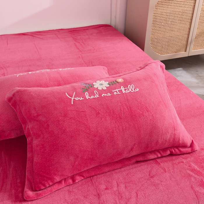 91家纺网 家纺一手货源 找家纺 仟网汇 2021新款牛奶绒花开浪漫毛巾绣四件套 西瓜红