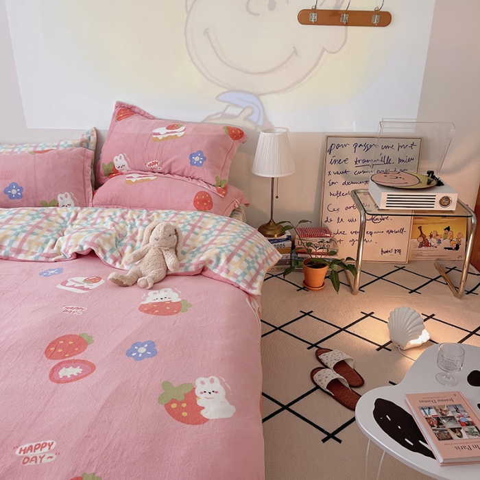 91家纺网 家纺一手货源 找家纺 沐棉 2021新款高克重牛奶绒卡通四件套 草莓小兔