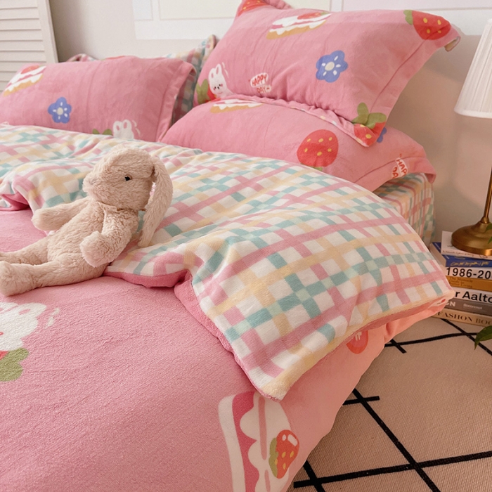 91家纺网 家纺一手货源 找家纺 沐棉 2021新款高克重牛奶绒卡通四件套 草莓小兔