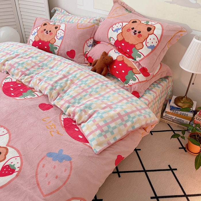 91家纺网 家纺一手货源 找家纺 沐棉 2021新款高克重牛奶绒卡通四件套 草莓熊