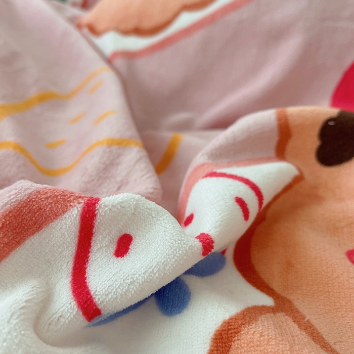 91家纺网 家纺一手货源 找家纺 沐棉 2021新款高克重牛奶绒卡通四件套 草莓熊