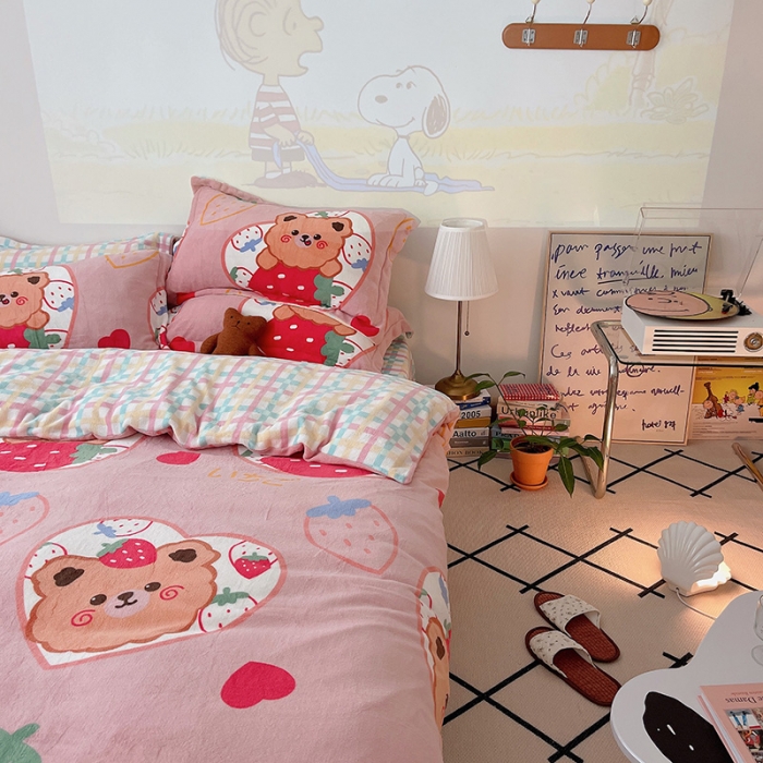 91家纺网 家纺一手货源 找家纺 沐棉 2021新款高克重牛奶绒卡通四件套 草莓熊