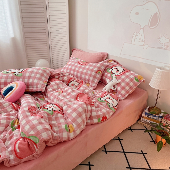 91家纺网 家纺一手货源 找家纺 沐棉 2021新款高克重牛奶绒卡通四件套 蜜桃熊