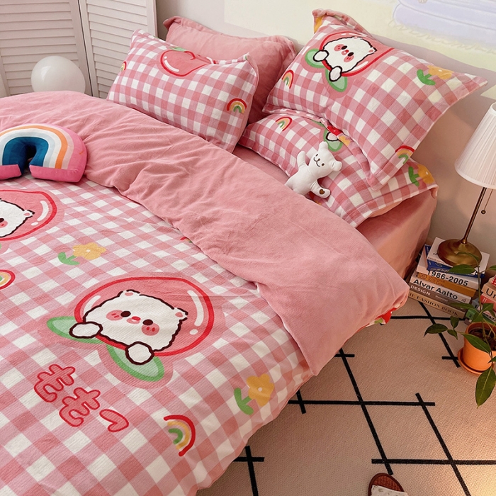 91家纺网 家纺一手货源 找家纺 沐棉 2021新款高克重牛奶绒卡通四件套 蜜桃熊