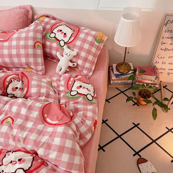 91家纺网 家纺一手货源 找家纺 沐棉 2021新款高克重牛奶绒卡通四件套 蜜桃熊