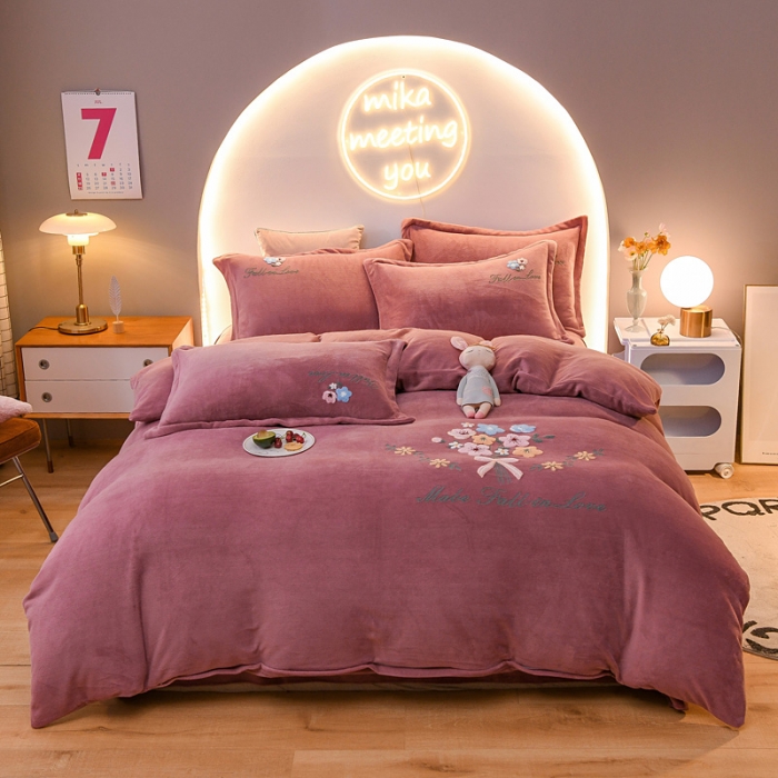 91家纺网 家纺一手货源 找家纺 靓生活 2021新款牛奶绒毛巾绣四件套 花语-豆沙色