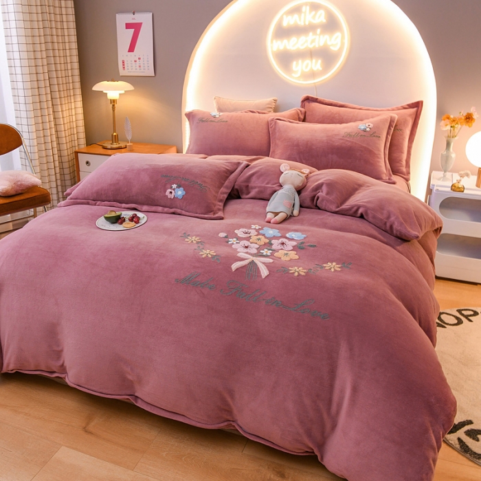 91家纺网 家纺一手货源 找家纺 靓生活 2021新款牛奶绒毛巾绣四件套 花语-豆沙色