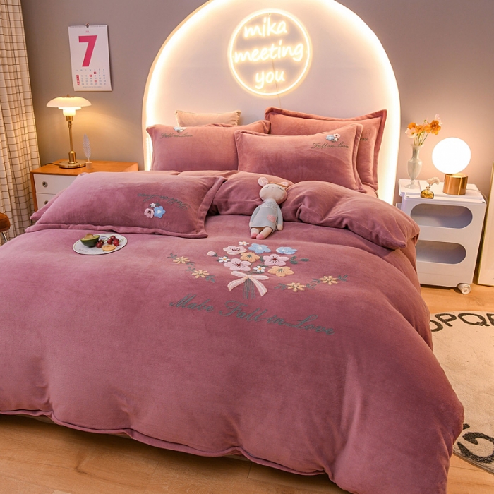 91家纺网 家纺一手货源 找家纺 靓生活 2021新款牛奶绒毛巾绣四件套 花语-豆沙色