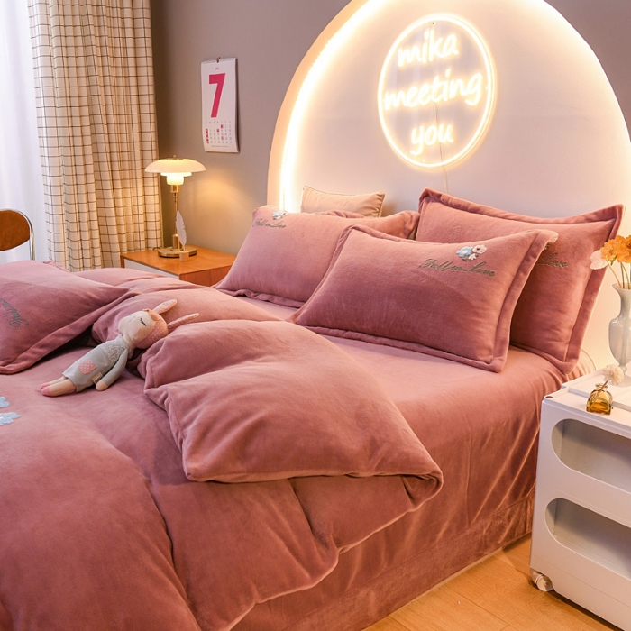 91家纺网 家纺一手货源 找家纺 靓生活 2021新款牛奶绒毛巾绣四件套 花语-豆沙色