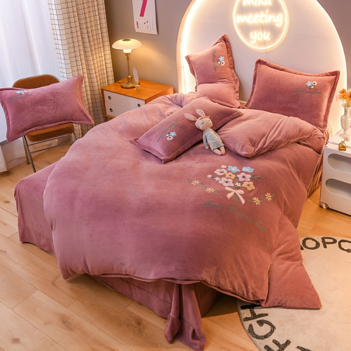 91家纺网 家纺一手货源 找家纺 靓生活 2021新款牛奶绒毛巾绣四件套 花语-豆沙色