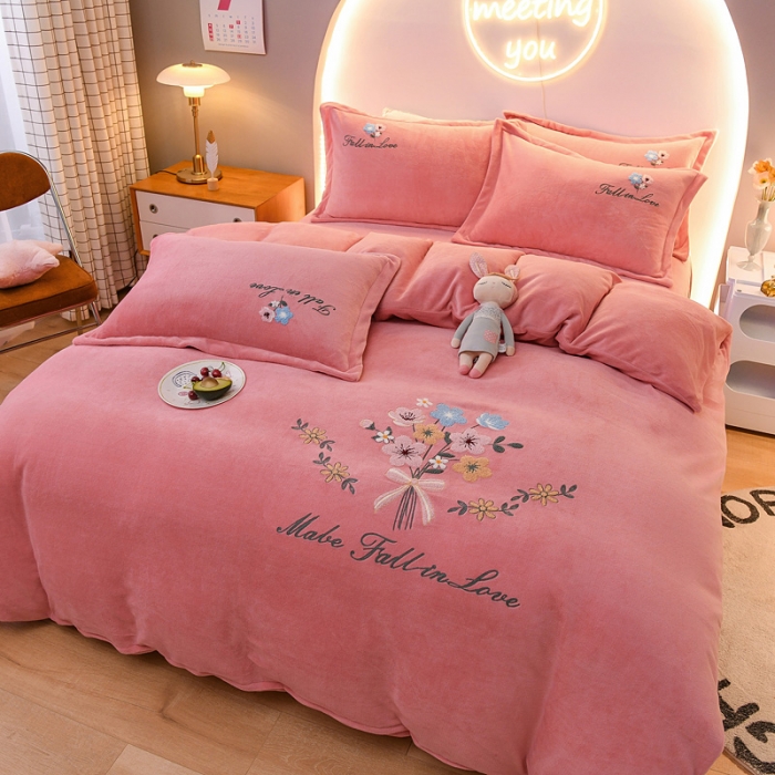 91家纺网 家纺一手货源 找家纺 靓生活 2021新款牛奶绒毛巾绣四件套 花语-粉玉色