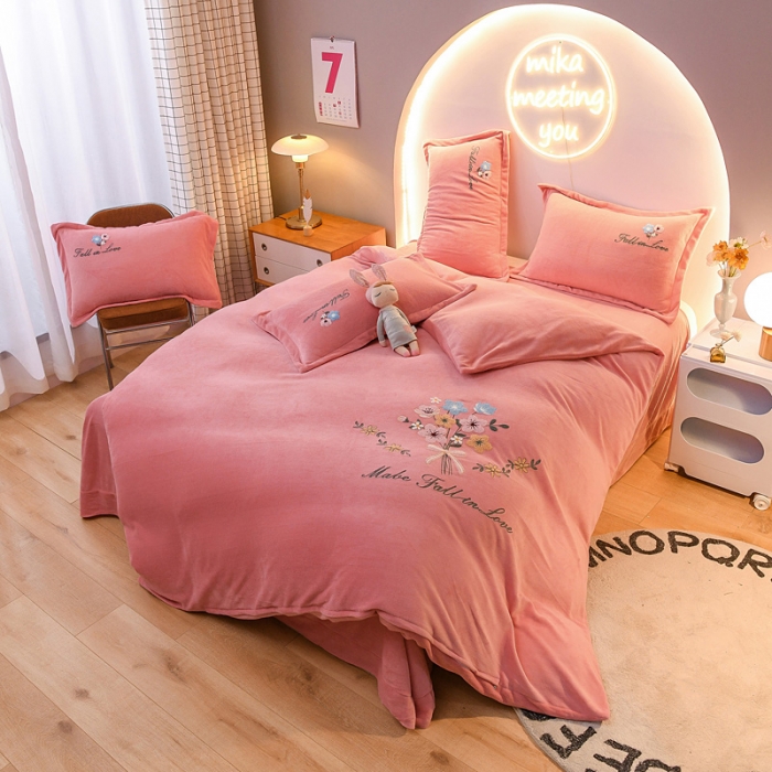 91家纺网 家纺一手货源 找家纺 靓生活 2021新款牛奶绒毛巾绣四件套 花语-粉玉色