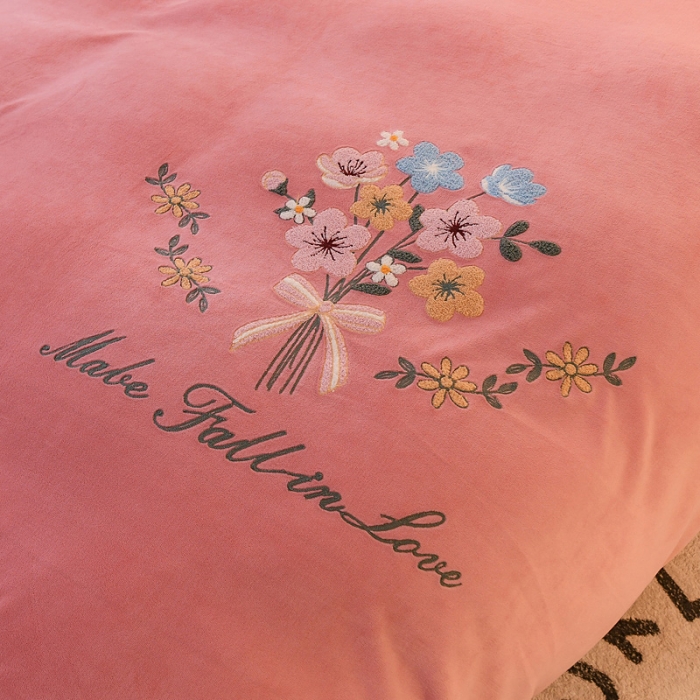 91家纺网 家纺一手货源 找家纺 靓生活 2021新款牛奶绒毛巾绣四件套 花语-粉玉色