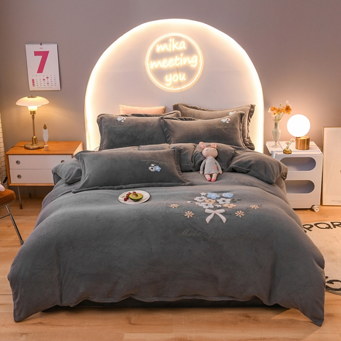 91家纺网 家纺一手货源 找家纺 靓生活 2021新款牛奶绒毛巾绣四件套 花语-高级灰