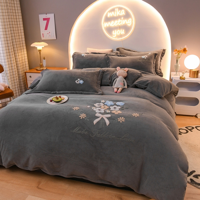 91家纺网 家纺一手货源 找家纺 靓生活 2021新款牛奶绒毛巾绣四件套 花语-高级灰