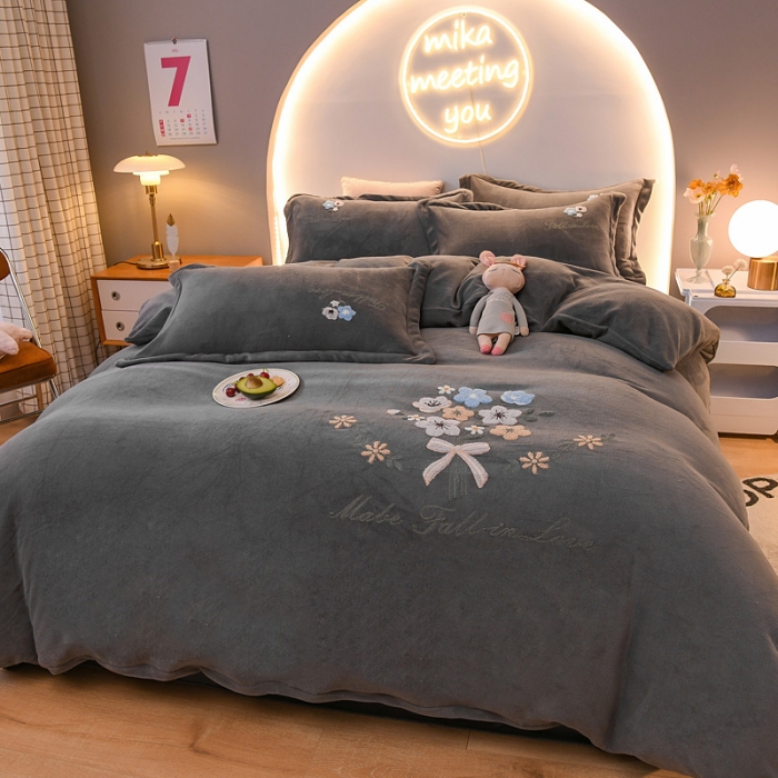 91家纺网 家纺一手货源 找家纺 靓生活 2021新款牛奶绒毛巾绣四件套 花语-高级灰