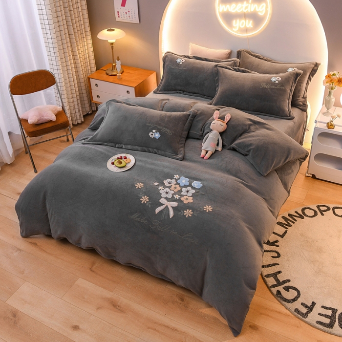 91家纺网 家纺一手货源 找家纺 靓生活 2021新款牛奶绒毛巾绣四件套 花语-高级灰