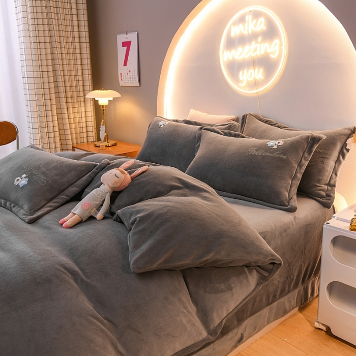 91家纺网 家纺一手货源 找家纺 靓生活 2021新款牛奶绒毛巾绣四件套 花语-高级灰