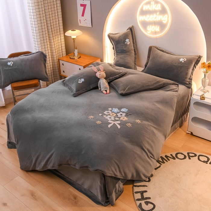 91家纺网 家纺一手货源 找家纺 靓生活 2021新款牛奶绒毛巾绣四件套 花语-高级灰