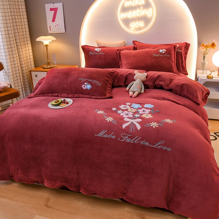 91家纺网 家纺一手货源 找家纺 靓生活 2021新款牛奶绒毛巾绣四件套 花语-酒红色