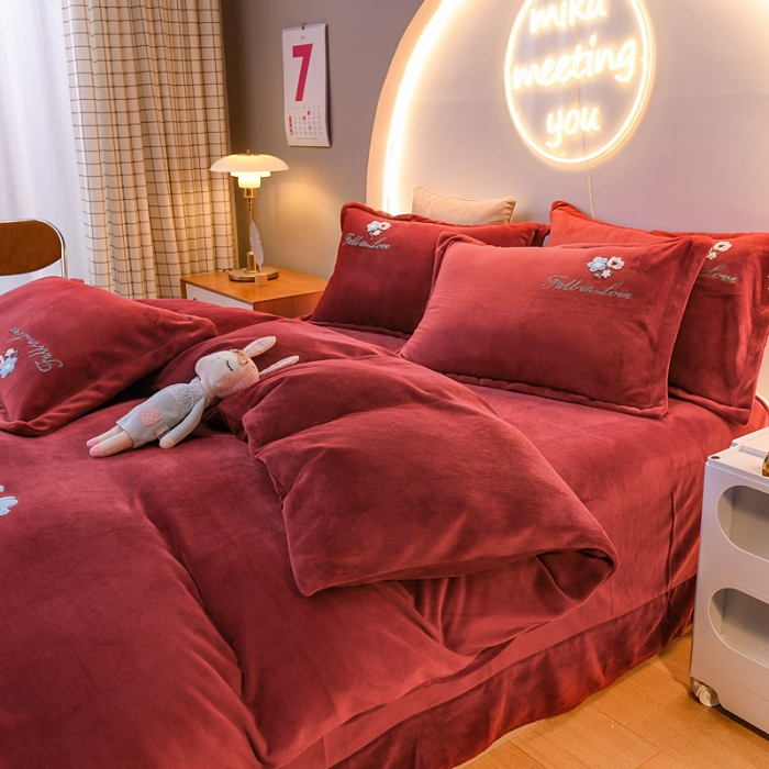 91家纺网 家纺一手货源 找家纺 靓生活 2021新款牛奶绒毛巾绣四件套 花语-酒红色