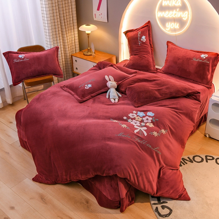 91家纺网 家纺一手货源 找家纺 靓生活 2021新款牛奶绒毛巾绣四件套 花语-酒红色