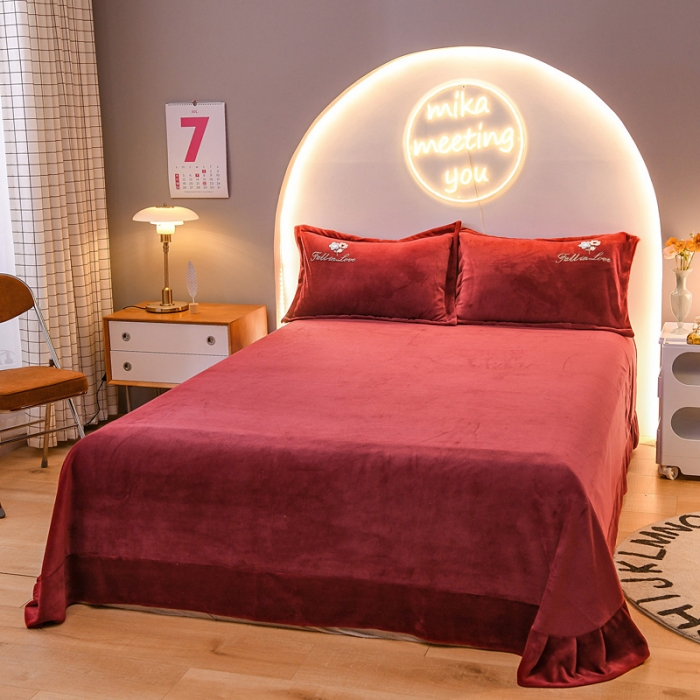 91家纺网 家纺一手货源 找家纺 靓生活 2021新款牛奶绒毛巾绣四件套 花语-酒红色