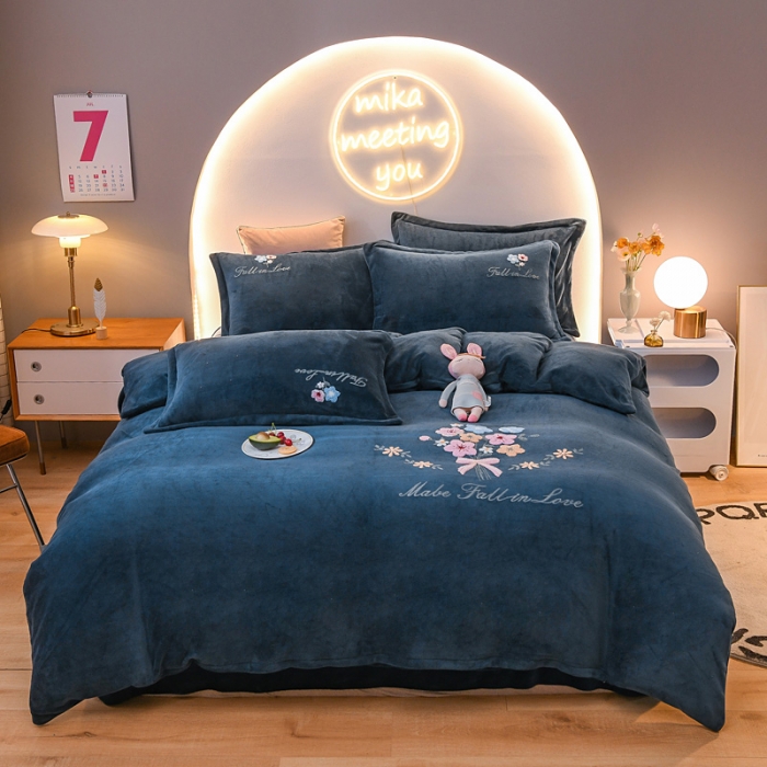 91家纺网 家纺一手货源 找家纺 靓生活 2021新款牛奶绒毛巾绣四件套 花语-深蓝色