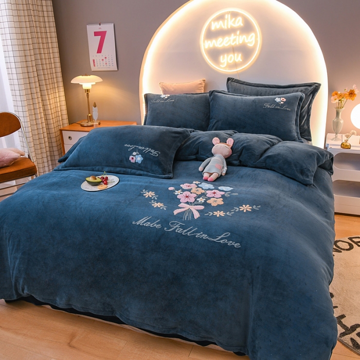 91家纺网 家纺一手货源 找家纺 靓生活 2021新款牛奶绒毛巾绣四件套 花语-深蓝色