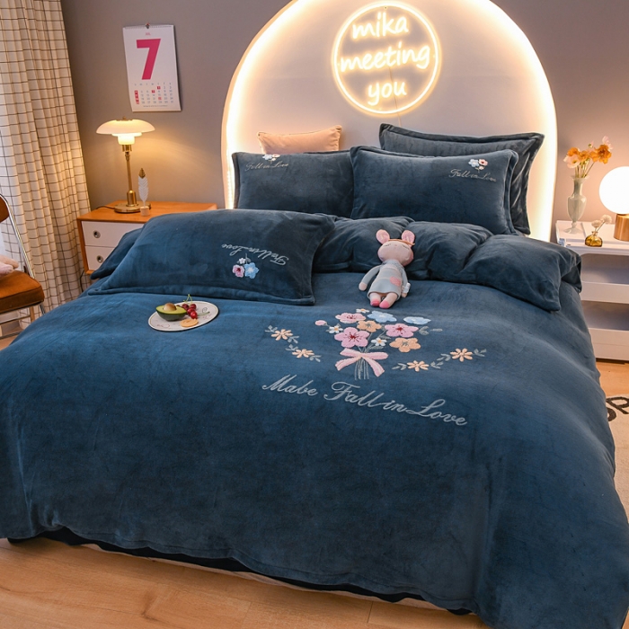 91家纺网 家纺一手货源 找家纺 靓生活 2021新款牛奶绒毛巾绣四件套 花语-深蓝色