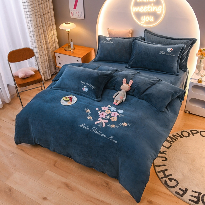 91家纺网 家纺一手货源 找家纺 靓生活 2021新款牛奶绒毛巾绣四件套 花语-深蓝色