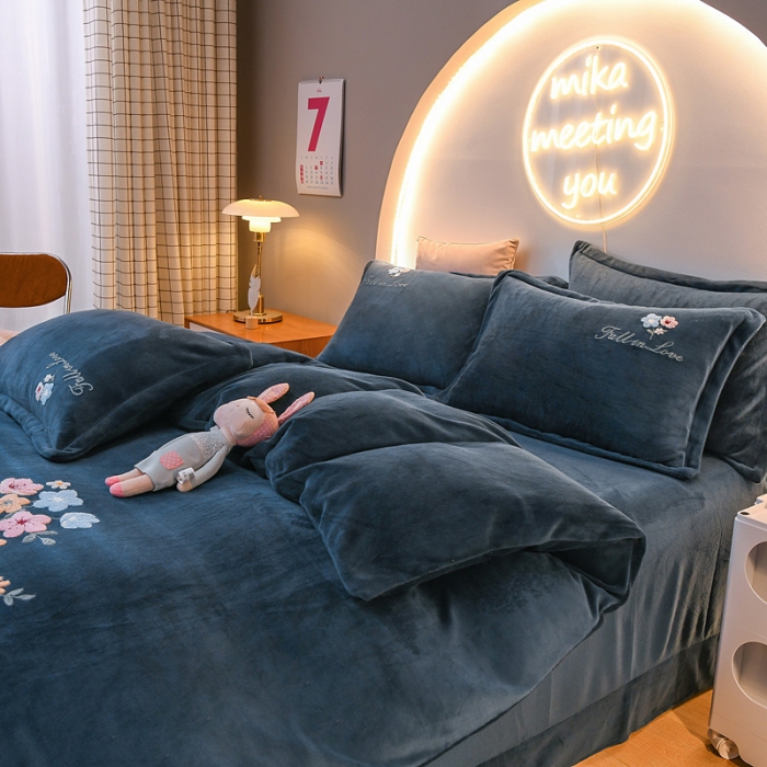 91家纺网 家纺一手货源 找家纺 靓生活 2021新款牛奶绒毛巾绣四件套 花语-深蓝色