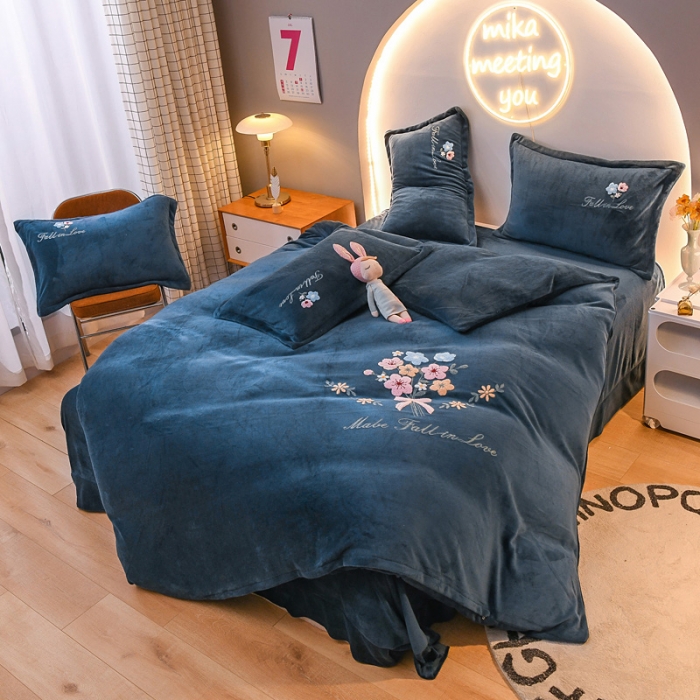 91家纺网 家纺一手货源 找家纺 靓生活 2021新款牛奶绒毛巾绣四件套 花语-深蓝色