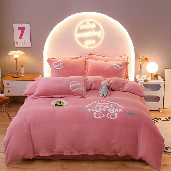 91家纺网 家纺一手货源 找家纺 靓生活 2021新款牛奶绒毛巾绣四件套 熊宝贝-粉玉色