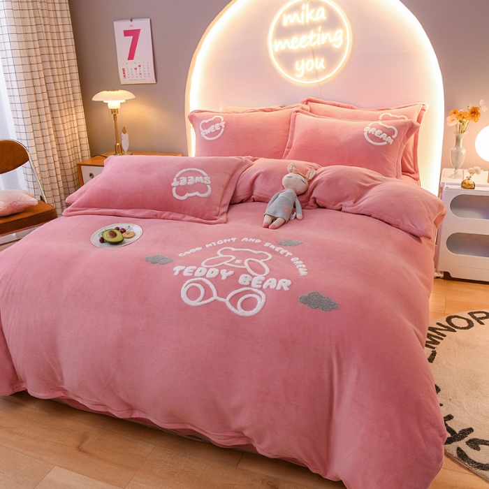 91家纺网 家纺一手货源 找家纺 靓生活 2021新款牛奶绒毛巾绣四件套 熊宝贝-粉玉色