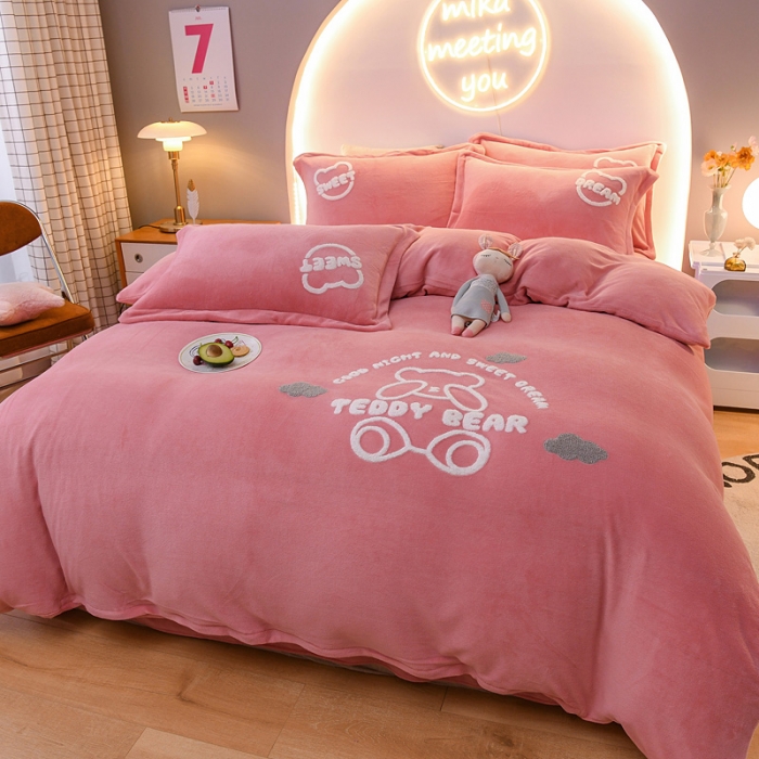 91家纺网 家纺一手货源 找家纺 靓生活 2021新款牛奶绒毛巾绣四件套 熊宝贝-粉玉色