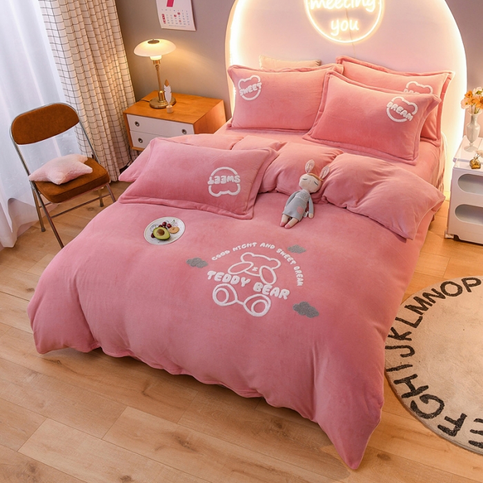 91家纺网 家纺一手货源 找家纺 靓生活 2021新款牛奶绒毛巾绣四件套 熊宝贝-粉玉色