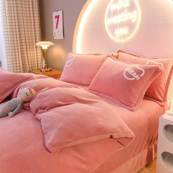 91家纺网 家纺一手货源 找家纺 靓生活 2021新款牛奶绒毛巾绣四件套 熊宝贝-粉玉色